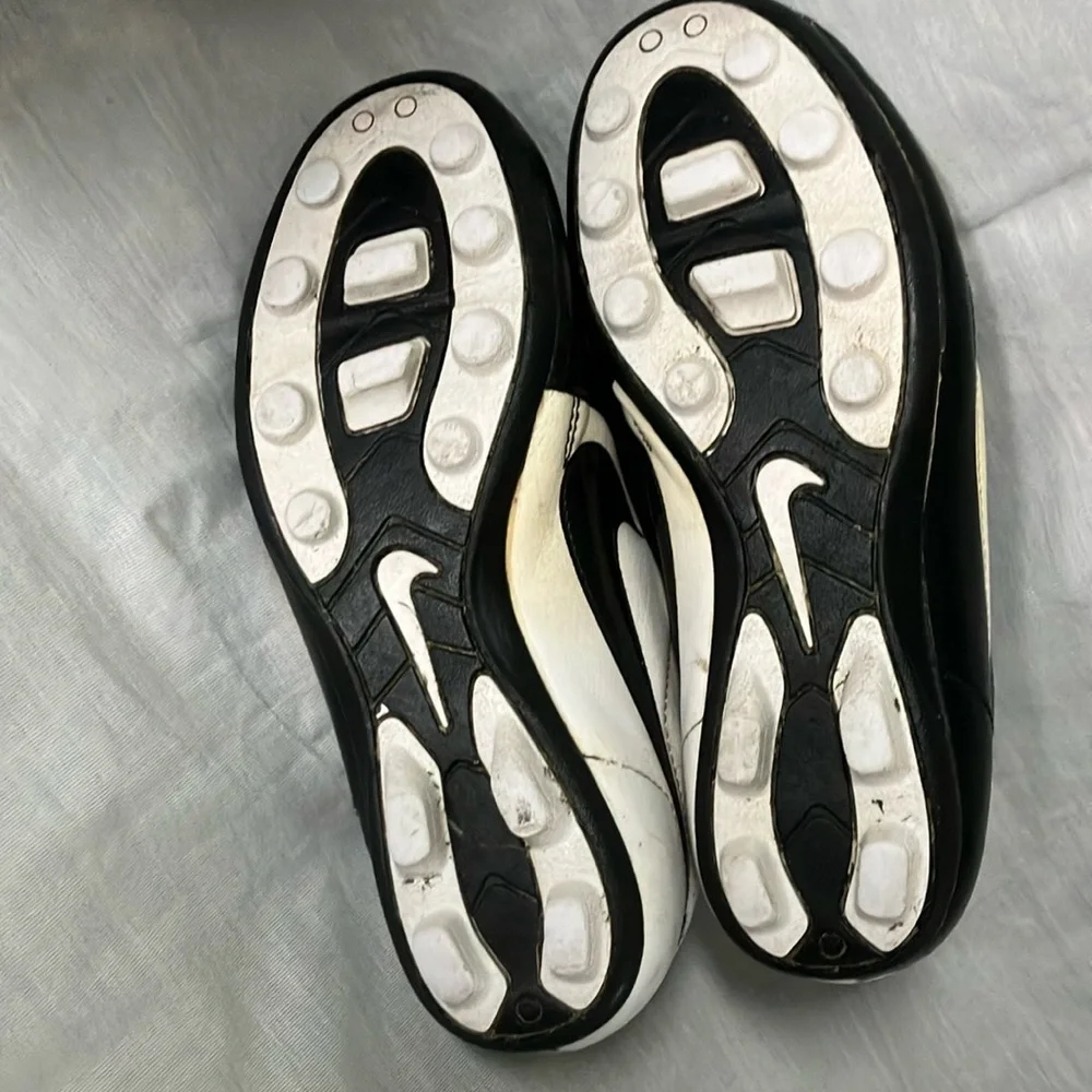 Nike boys/ girls Tiempo soccer shoes / Cleats - some STAINS but good condition - Picture 5 of 16